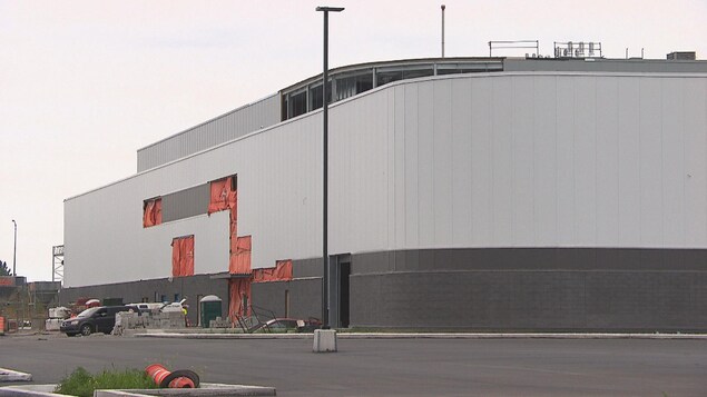 L'extérieur du Colisée en construction.