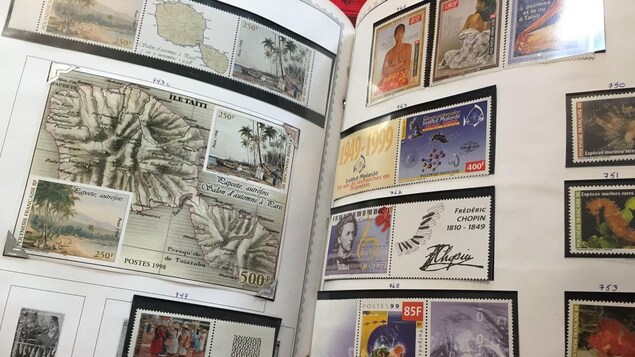 Tous les timbres de M. Brébant sont soigneusement disposés dans des albums fabriqués spécifiquement pour les philatélistes. Tous les timbres de M. Brébant sont soigneusement disposés dans des albums fabriqués spécifiquement pour les philatélistes.