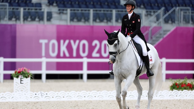 Une cavalière sur son cheval lors d'une compétition de Dressage.