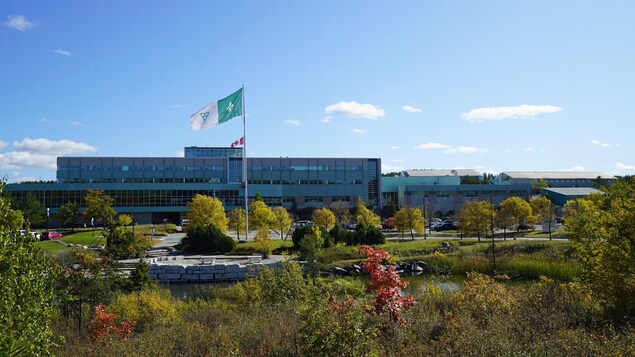 L'édifice principal du collège et le drapeau franco-ontarien.