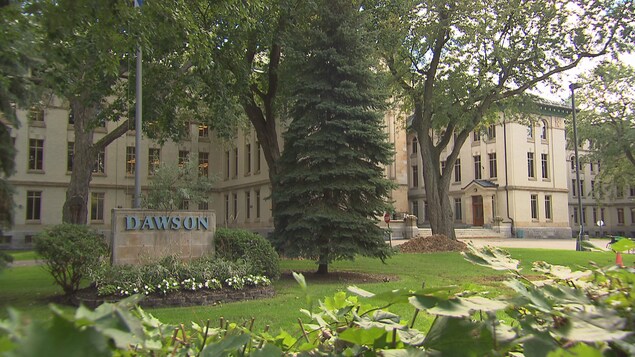 La façade du Collège Dawson.