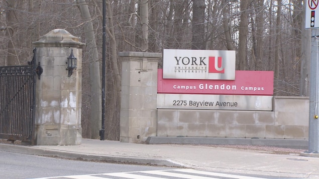 L'entrée du Collège Glendon à Toronto L'entrée du Collège Glendon à Toronto