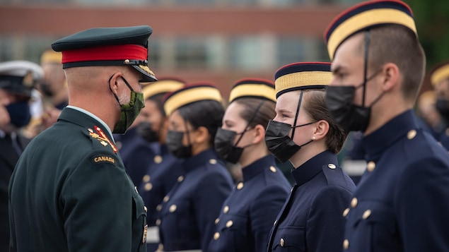 Sans masque en classe, le Collège militaire royal enfreint les règles