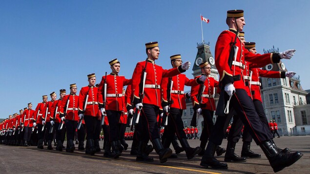 Des soldats défilent sur le carré de parade du Collège militaire royal du Canada. Des soldats défilent sur le carré de parade du Collège militaire royal du Canada.