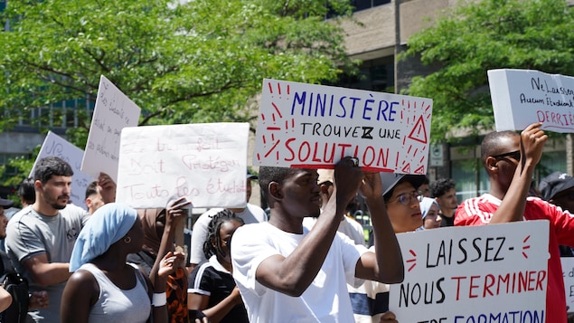 Des étudiants manifestent contre la fermeture du collège Supérieur de Montréal