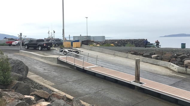 Une camionnette munie d'une remorque à l'arrière s'apprête à descendre la rampe pour aller embarquer un bateau au quai des pêcheurs de Sept-Îles. Une camionnette munie d'une remorque à l'arrière s'apprête à descendre la rampe pour aller embarquer un bateau au quai des pêcheurs de Sept-Îles.