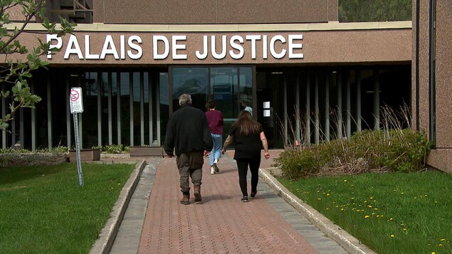 Des gens qui s'apprêtent à entrer au palais de justice de Percé.