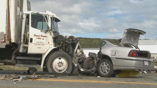 Collision entre un véhicule et un camion sur la route 132, à Saint-Simon. Collision entre un véhicule et un camion sur la route 132, à Saint-Simon.