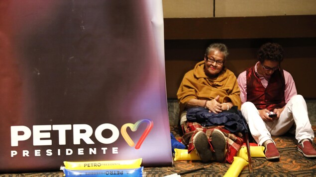 Deux partisans du candidat de gauche Petro attendent les résultats officiels du deuxième tour de la présidentielle colombienne, à Bogota. Deux partisans du candidat de gauche Petro attendent les résultats officiels du deuxième tour de la présidentielle colombienne, à Bogota.