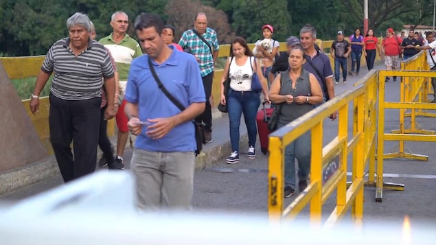 Des Vénézuéliens sur le pont international Simon Bolivar, principale voie terrestre qui relie le Venezuela à la Colombie