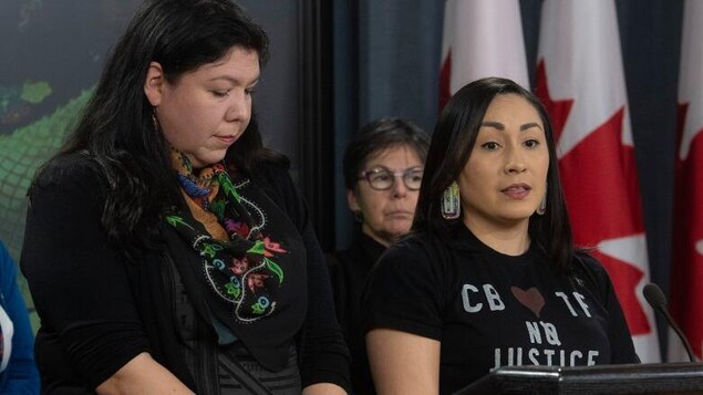 Deux femmes donnant une conférence de presse