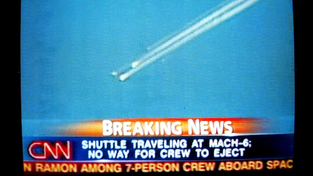 Capture d'écran de CNN montrant la désintégration de la navette spatiale Columbia.