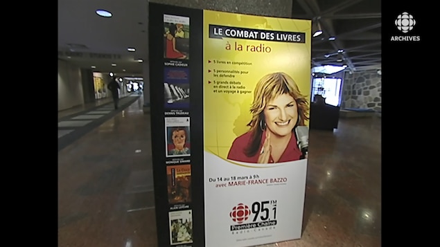 Affiche publicitaire du Combat des livres dans un couloir de la Maison Radio-Canada.