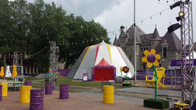 Le ComediHa! Fest-Québec propose plus de 300 spectacles. Le ComediHa! Fest-Québec propose plus de 300 spectacles.