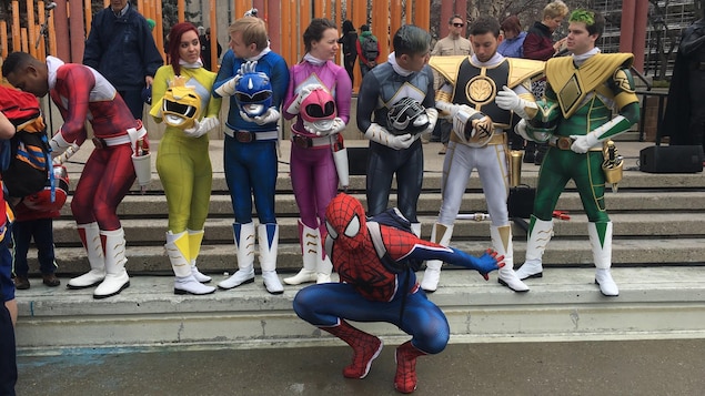 Les Power Rangers et Spiderman flânent à la cinquième Pow annuel, parade des merveilles de Calgary.