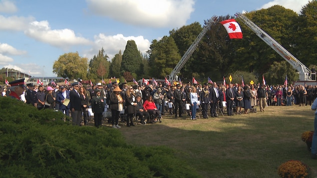 une foule sous des drapeaux.