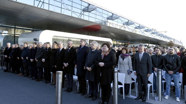 Une cérémonie s’est déroulée mercredi à l’aéroport de Zaventem en présence notamment du couple royal, du premier ministre belge, du vice-premier ministre et du ministre de l’Intérieur.