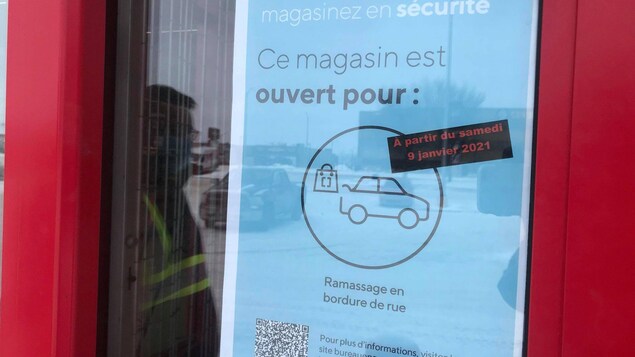 L'affiche dans la fenêtre du Bureau en gros.