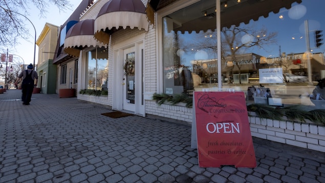 La devanture de la boutique Constance Popp avec une affiche posée sur le trottoir qui indique que le commerce est ouvert.