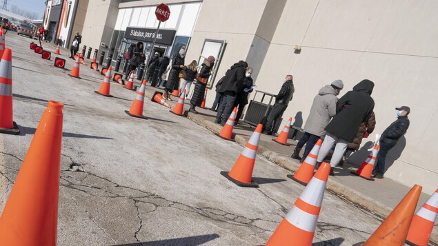 Ruée dans les commerces avant les nouvelles restrictions au Québec