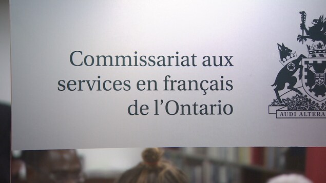 Une affiche du Commissariat aux services en français.