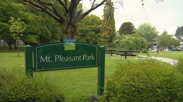 Un panneau dans un parc où il est écrit, en anglais, « parc Mount Pleasant ». 