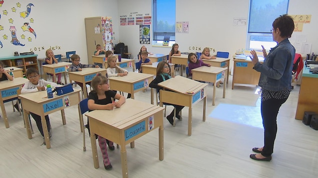 Une enseignante dans une classe de primaire Une enseignante dans une classe de primaire