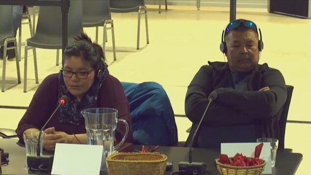 Louisa Mark et Alfred Tenegan de Pakuashipi ont témoigné devant la commission Viens. Louisa Mark et Alfred Tenegan de Pakuashipi ont témoigné devant la commission Viens.