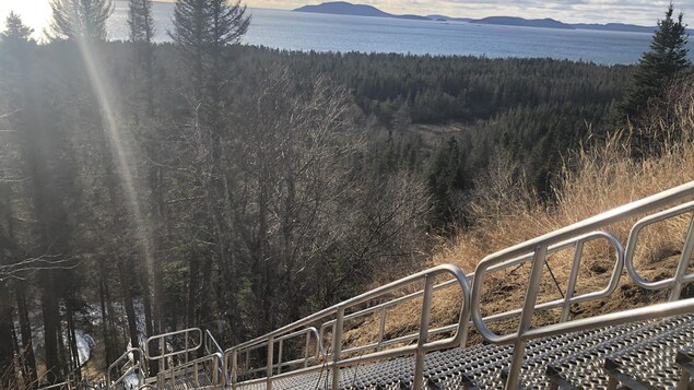 Des escaliers ouverts à l’année pour accéder à la plage de Mani-Utenam