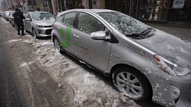 Une voiture Communauto stationnée.