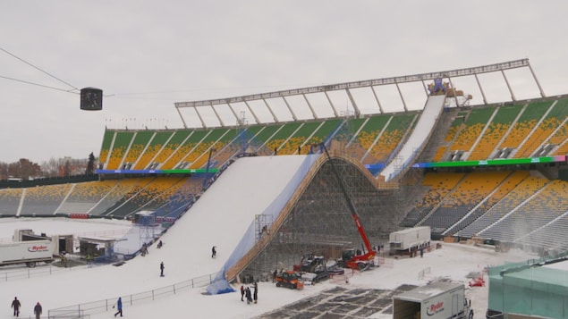 Construction de l'échafaud pour l'événement Big Air à la Stade du Commonwealth à Edmonton le 7 décembre 2022.