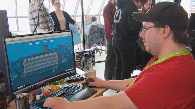 Un jeune travaille sur son jeu vidéo Un jeune travaille sur son jeu vidéo