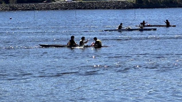 Des étudiants rivalisent d’ingénierie dans leurs canoës en béton