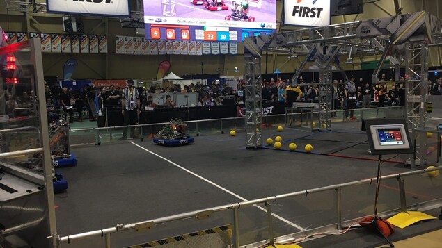 Des robots sont sur un terrain.