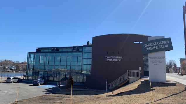 Le complexe culturel Joseph-Rouleau de Matane vu de l'extérieur, le 13 avril 2021.