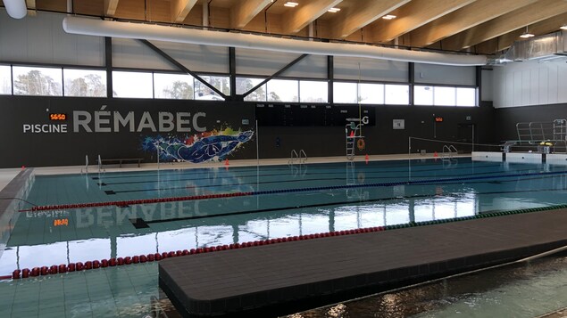 Une piscine intérieure