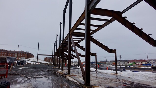 Une partie de la structure de la future patinoire de grandeur semi-olympique. On peut apercevoir les futures estrades à droite. Une partie de la structure de la future patinoire de grandeur semi-olympique. On peut apercevoir les futures estrades à droite.