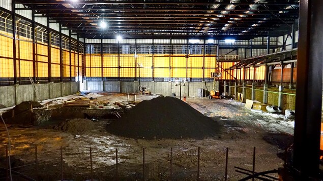 L'emplacement de la future piscine, qui mesurera 25 m par 25 m. Les estrades se situeront à droite. L'emplacement de la future piscine, qui mesurera 25 m par 25 m. Les estrades se situeront à droite.