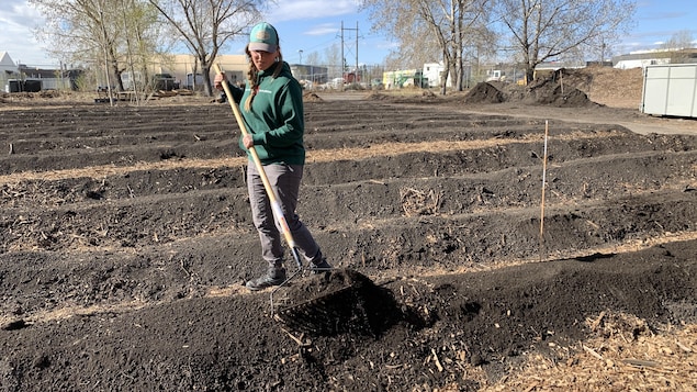 Heather Ramshaw dans le champ d'une ferme urbaine de Calgary.