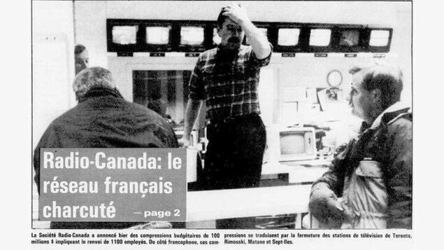Photo de une du journal avec des employés sous le choc, titrée : Radio-Canada : le réseau français charcuté.