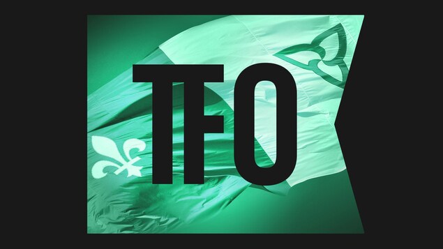 Le sigle de TFO en noir est apposé sur un drapeau franco-ontarien.