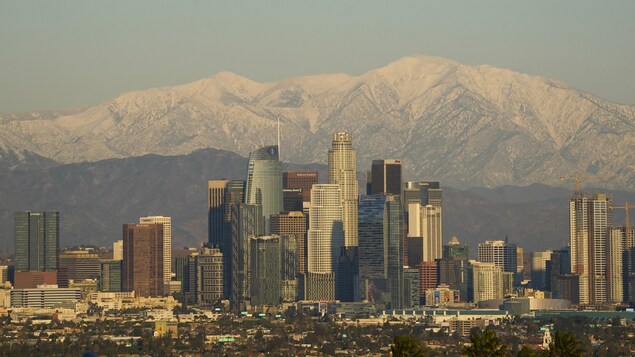 Le centre-ville de Los Angeles avec des montagnes enneigées à l'arrière-plan.