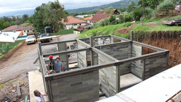 Les équipes de l'entreprise colombienne Conceptos Plasticos construisent une maison avec des briques en plastique recyclé. Les équipes de l'entreprise colombienne Conceptos Plasticos construisent une maison avec des briques en plastique recyclé.