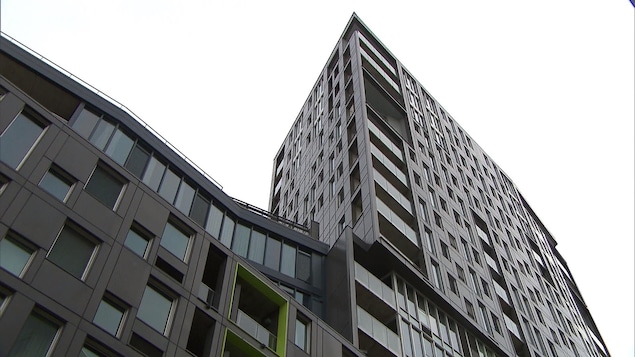 Un immeuble de condos