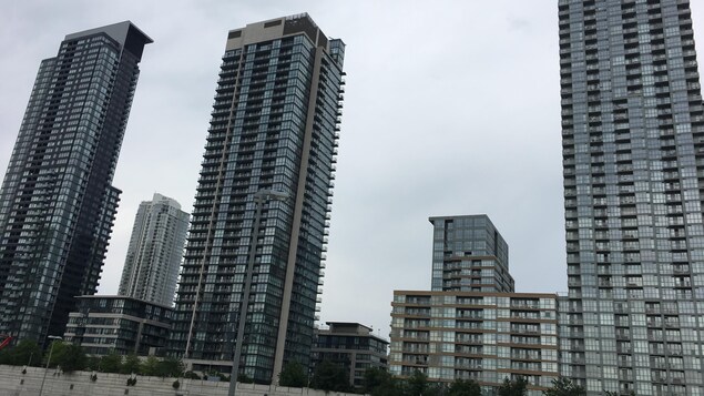 أبراج سكنية في وسط تورونتو.