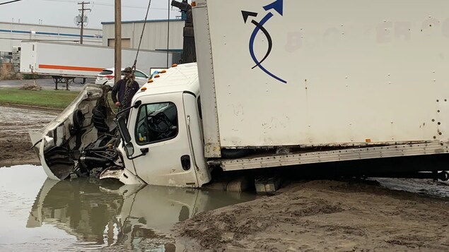Un camion de transport s'est retrouvé coincé dans un gouffre à Saskatoon, tôt mercredi matin, le 6 juillet 2022.