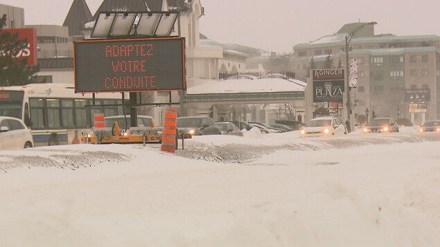Un tableau d'affichage qui suggère aux automobilistes d'adapter leur conduite en raison des conditions météo Un tableau d'affichage qui suggère aux automobilistes d'adapter leur conduite en raison des conditions météo