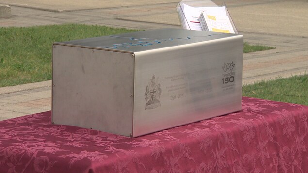 Une boîte pour marquer le 150e anniversaire de l'entrée du Manitoba dans la Confédération.
