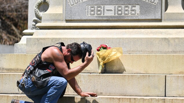 Darrin Powell s’agenouille devant un monument confédéré sur le campus de l’Université de Louisville, qui a depuis été retiré. Darrin Powell s’agenouille devant un monument confédéré sur le campus de l’Université de Louisville, qui a depuis été retiré.