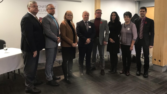 Les préfets de l'Abitibi-Témiscamingue posent devant une table.